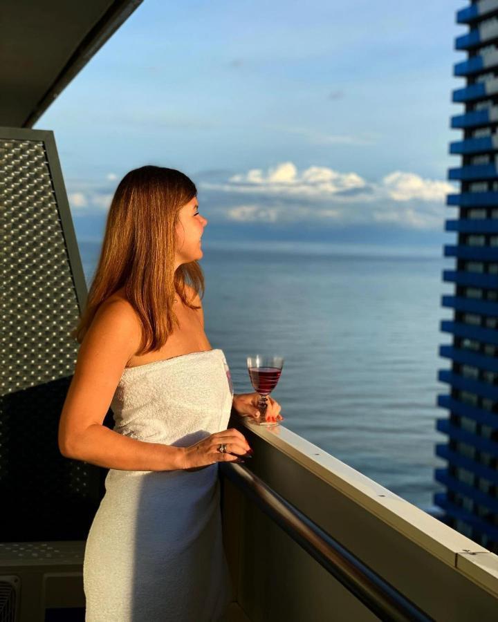 Deluxe Aparthotel In Orbi City Batumi Exterior foto