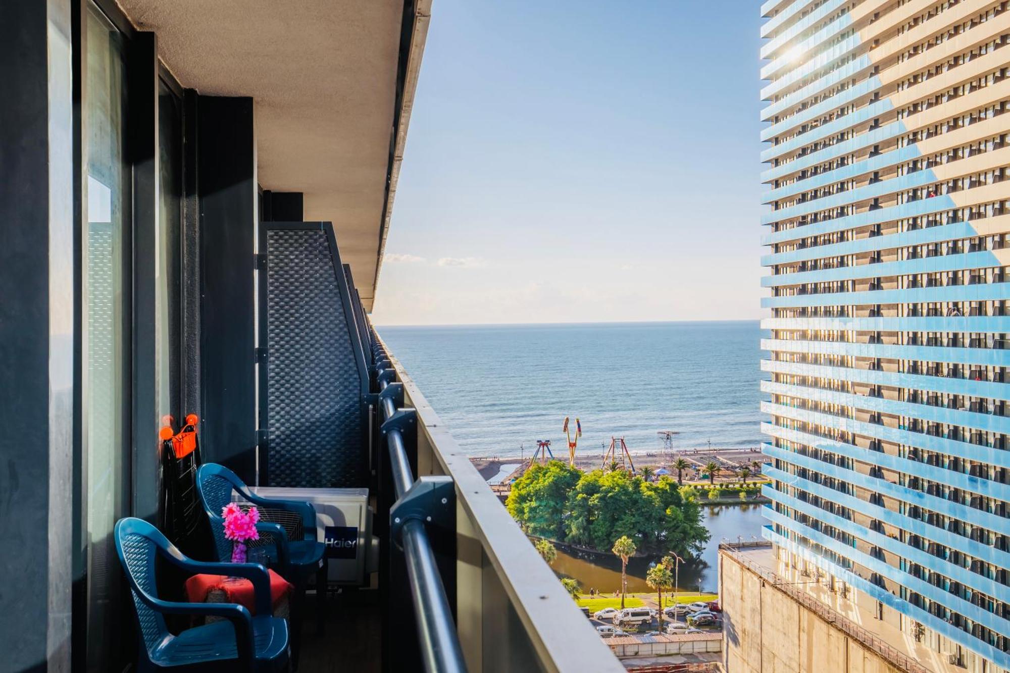 Deluxe Aparthotel In Orbi City Batumi Exterior foto