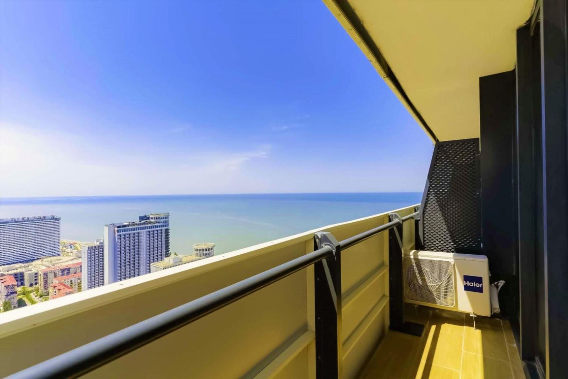 Deluxe Aparthotel In Orbi City Batumi Exterior foto