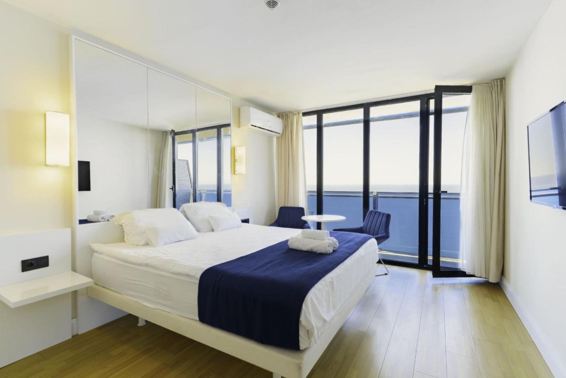 Deluxe Aparthotel In Orbi City Batumi Exterior foto