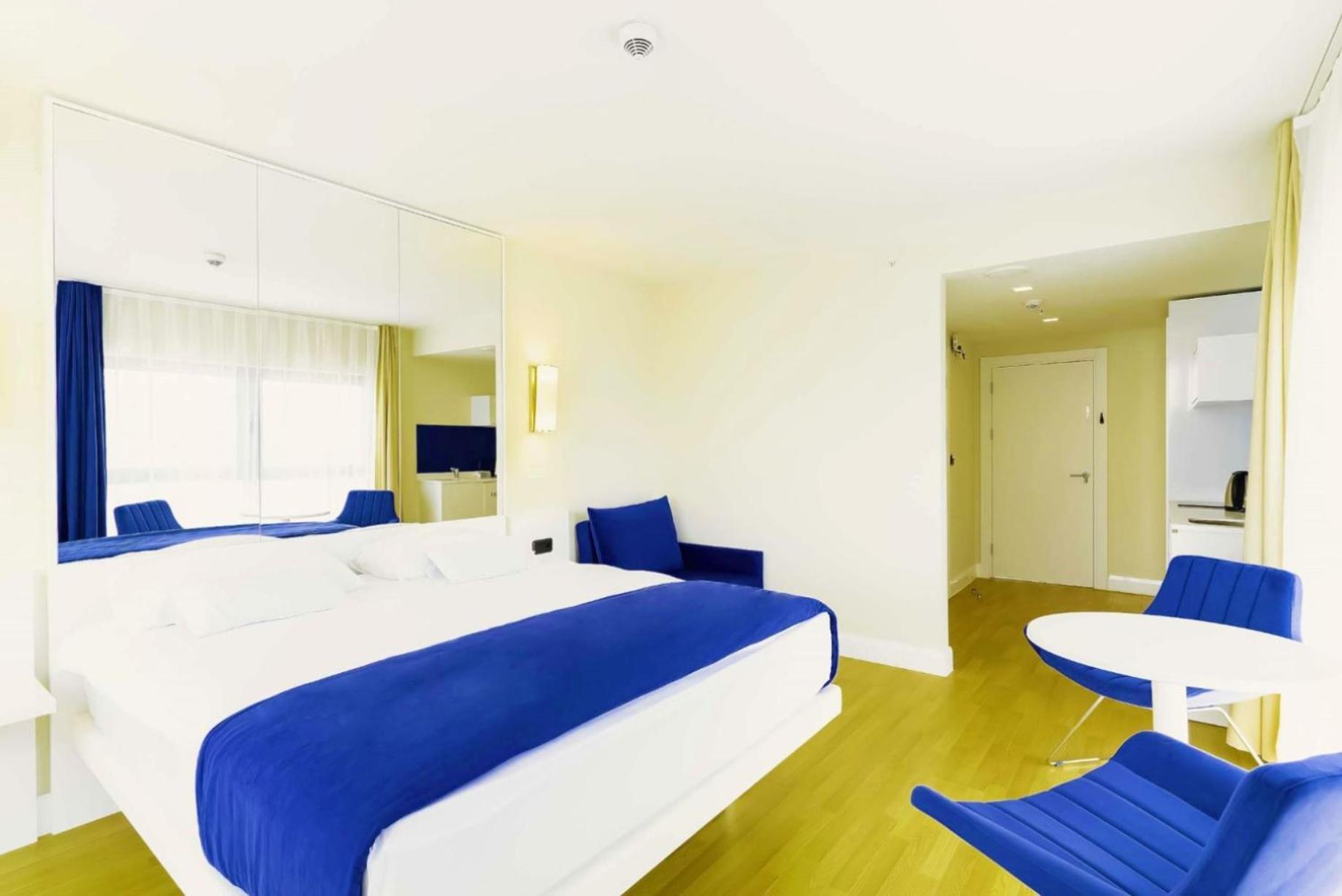 Deluxe Aparthotel In Orbi City Batumi Exterior foto